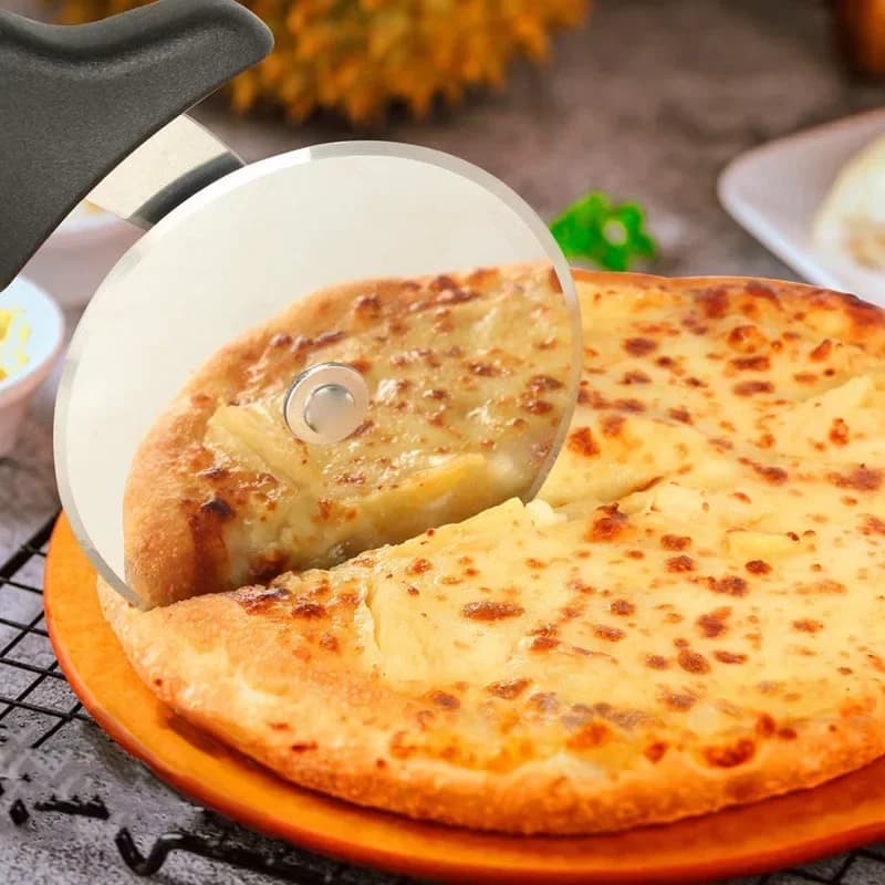 Neue Pizzaschneider Küchenzubehör Edelstahl Teigroller-Schneider Pizzamesser Keks-Kuchen-Rollrad Scherenschneider